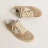 Sabot Ball Star pour femme en daim beige avec étoile en cuir blanc