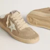 Sabot Ball Star pour femme en daim beige avec étoile en cuir blanc