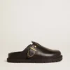 Sabot Lucy pour femme en cuir noir brillant avec boucle métallique dorée