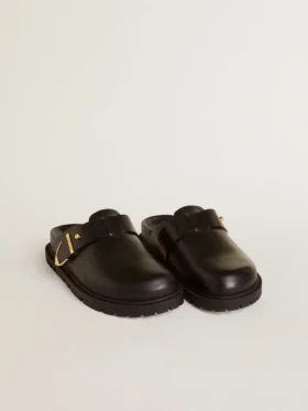 Sabot Lucy pour femme en cuir noir brillant avec boucle métallique dorée