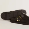 Sabot Lucy pour femme en cuir noir brillant avec boucle métallique dorée