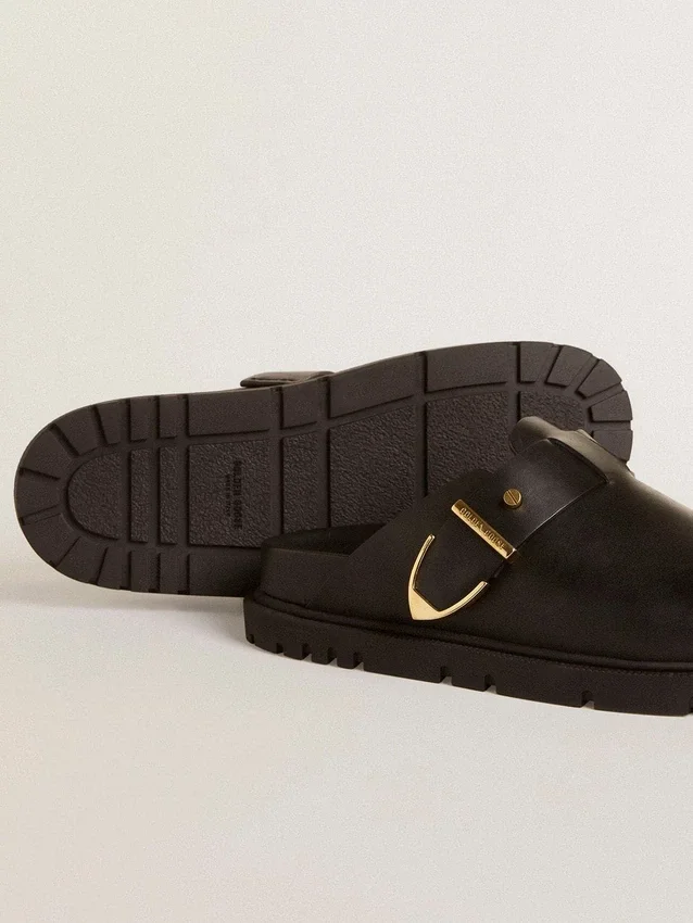 Sabot Lucy pour femme en cuir noir brillant avec boucle métallique dorée