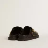 Sabot Lucy pour femme en cuir noir brillant avec boucle métallique dorée