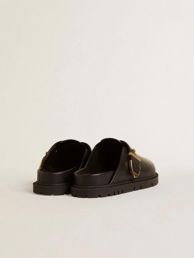 Sabot Lucy pour femme en cuir noir brillant avec boucle métallique dorée