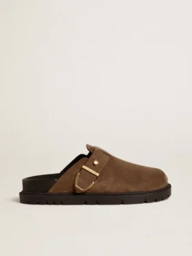 Sabot Lucy pour femme en daim gris tourterelle avec boucle métallique dorée