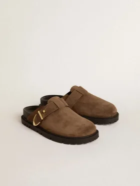 Sabot Lucy pour femme en daim gris tourterelle avec boucle métallique dorée