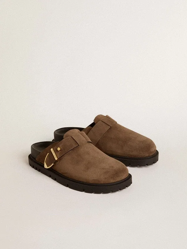 Sabot Lucy pour femme en daim gris tourterelle avec boucle métallique dorée