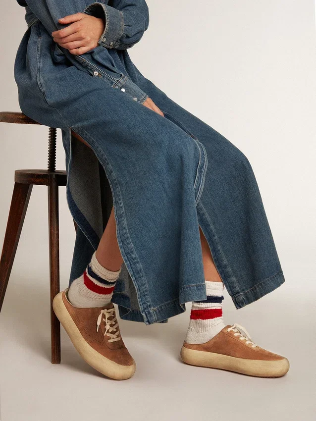 Sabot Space-Star pour femme en daim couleur tabac avec étoile perforée
