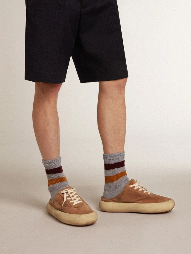 Sabots Space-Star pour homme en daim couleur tabac avec étoile perforée