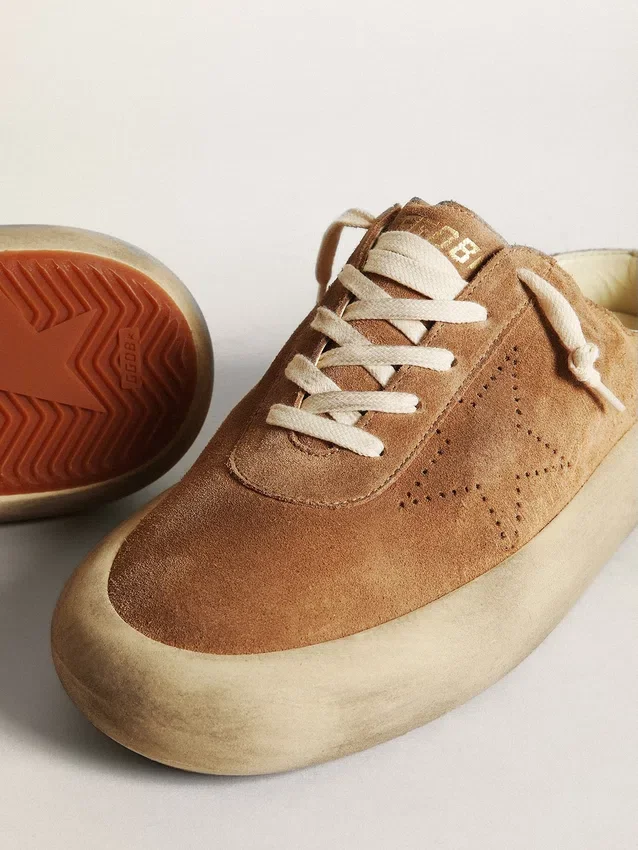 Sabots Space-Star pour homme en daim couleur tabac avec étoile perforée