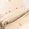 Sac Gioia en cuir gaufré rose pâle avec détails dorés