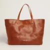 Sac Pasadena en cuir martelé brillant couleur beige clair avec logo doré sur le devant