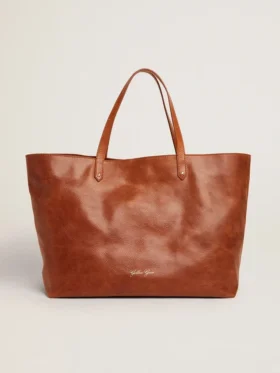 Sac Pasadena en cuir martelé brillant couleur beige clair avec logo doré sur le devant