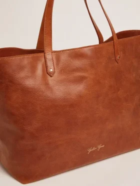 Sac Pasadena en cuir martelé brillant couleur beige clair avec logo doré sur le devant