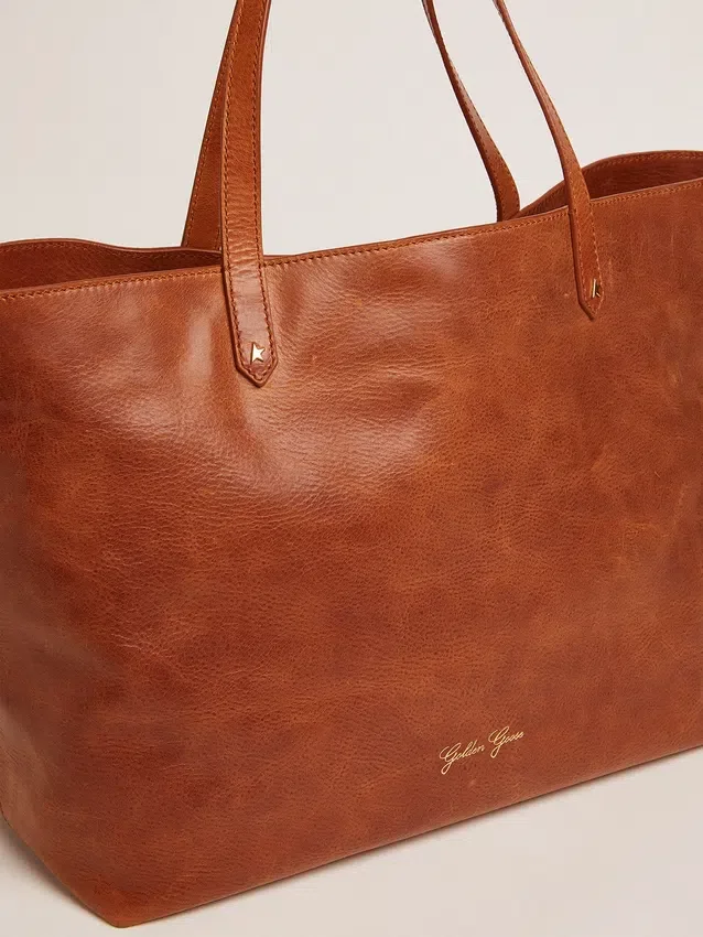 Sac Pasadena en cuir martelé brillant couleur beige clair avec logo doré sur le devant
