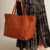 Sac Pasadena en cuir martelé brillant couleur beige clair avec logo doré sur le devant