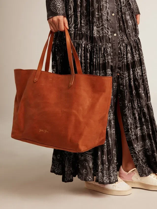 Sac Pasadena en cuir martelé brillant couleur beige clair avec logo doré sur le devant