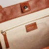 Sac Pasadena en cuir martelé brillant couleur beige clair avec logo doré sur le devant