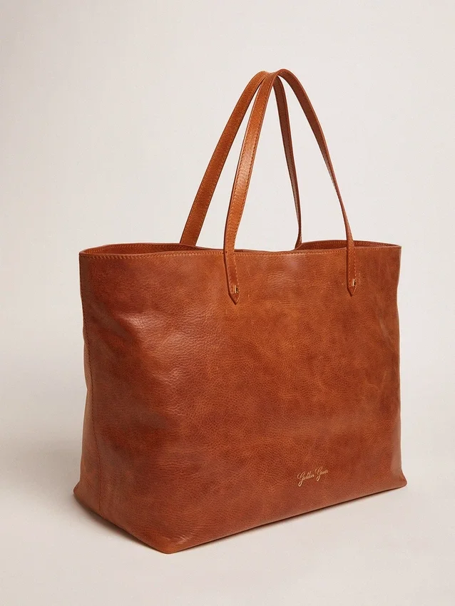 Sac Pasadena en cuir martelé brillant couleur beige clair avec logo doré sur le devant