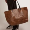 Sac Pasadena en cuir martelé à imprimé léopard et anses noires contrastantes