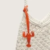Sac pour femme en macramé, en coton couleur beurre, orné d’un pendentif en cuir en forme de homard