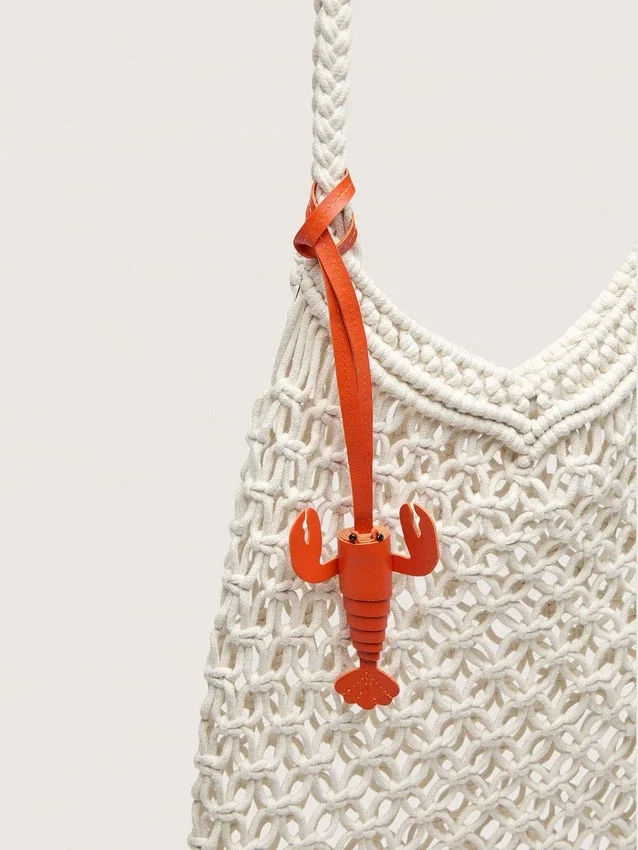 Sac pour femme en macramé, en coton couleur beurre, orné d’un pendentif en cuir en forme de homard