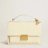 Sac Venezia en cuir gaufré couleur beurre avec double breloque