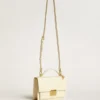 Sac Venezia en cuir gaufré couleur beurre avec double breloque