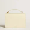Sac Venezia en cuir gaufré couleur beurre avec double breloque