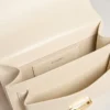 Sac Venezia en cuir gaufré couleur beurre avec double breloque
