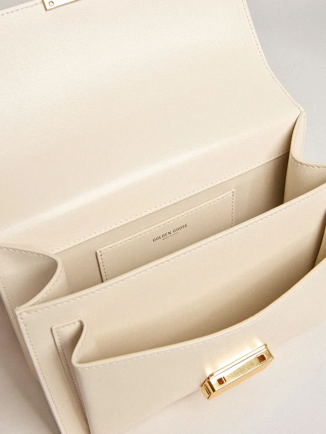 Sac Venezia en cuir gaufré couleur beurre avec double breloque