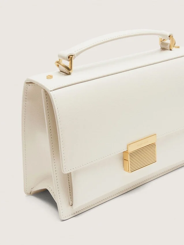 Sac Venezia en cuir gaufré couleur beurre avec détails dorés
