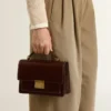 Sac Venezia en cuir laminé marron foncé avec détails dorés
