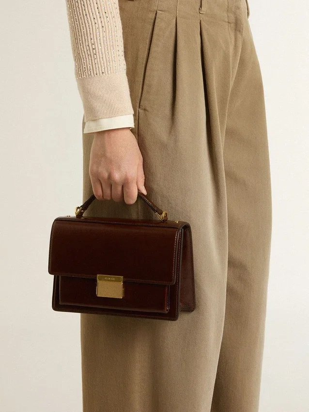 Sac Venezia en cuir laminé marron foncé avec détails dorés