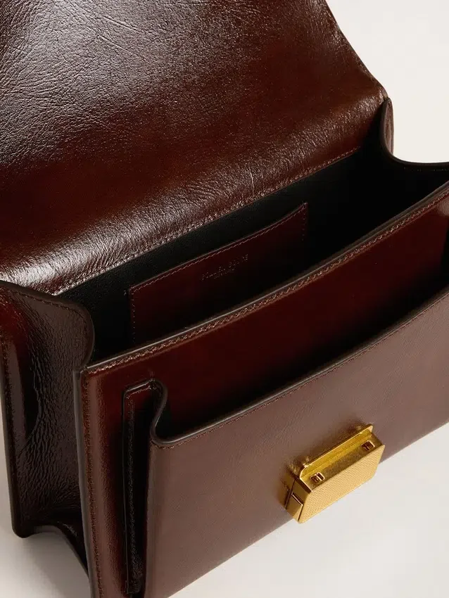 Sac Venezia en cuir laminé marron foncé avec détails dorés