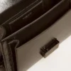 Sac Venezia en cuir métallisé noir avec détails noirs