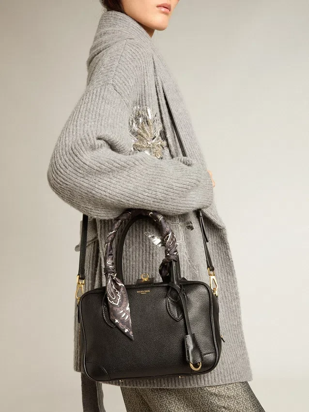 Sac Vita en cuir de mouton noir avec détails dorés