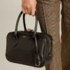 Sac Vita en cuir lisse noir avec détails dorés