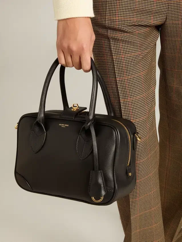 Sac Vita en cuir lisse noir avec détails dorés