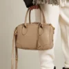 Sac Vita en cuir taupe avec détails dorés