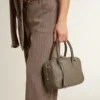 Sac Vita en cuir vert sauge avec détails dorés