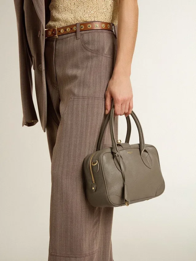 Sac Vita en cuir vert sauge avec détails dorés
