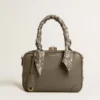 Sac Vita en cuir vert sauge avec détails dorés
