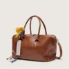 Sac Vita moyen en cuir marron clair avec breloques et détails argentés
