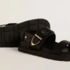 Sandales Lucy pour femme en cuir noir brillant avec boucle en métal doré