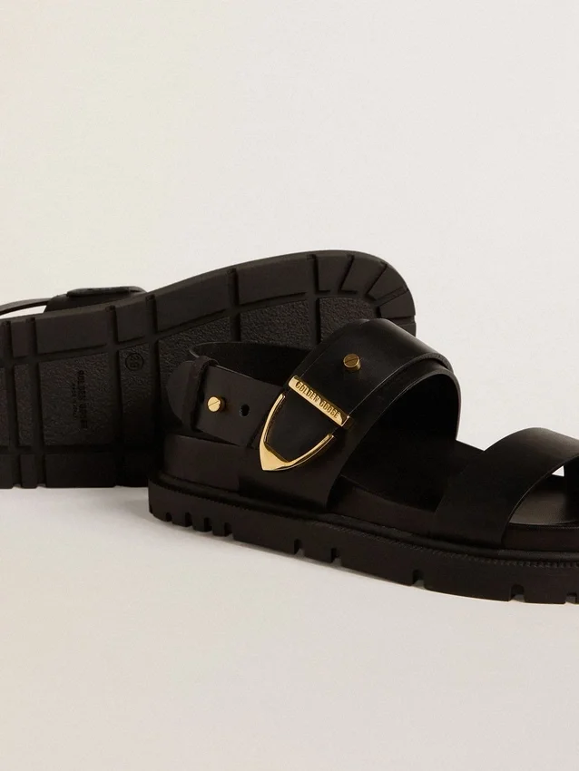 Sandales Lucy pour femme en cuir noir brillant avec boucle en métal doré
