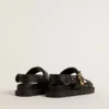 Sandales Lucy pour femme en cuir noir brillant avec boucle en métal doré