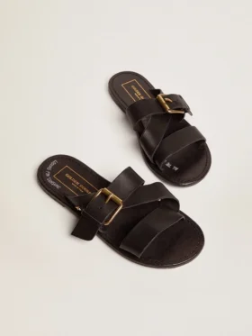 Sandales plates Margaret pour femme en cuir noir enduit de résine