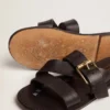 Sandales plates Margaret pour femme en cuir noir enduit de résine