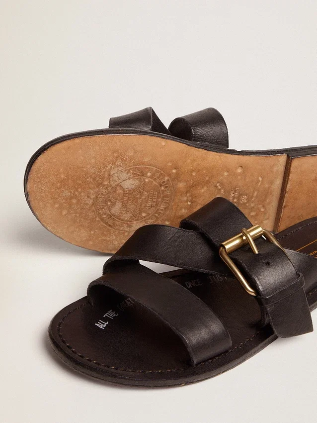 Sandales plates Margaret pour femme en cuir noir enduit de résine